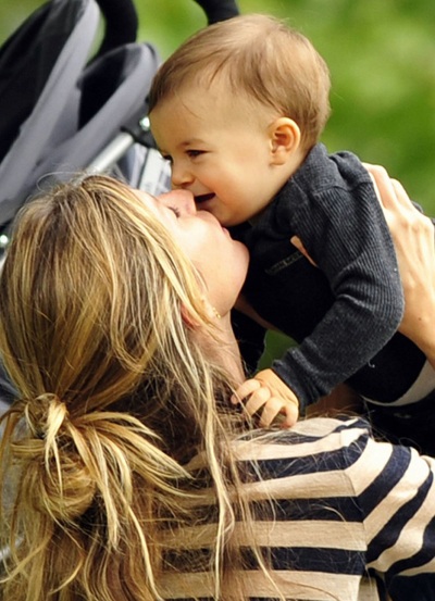 Gisele Bundchen vui chơi với con ngoài công viên - 6