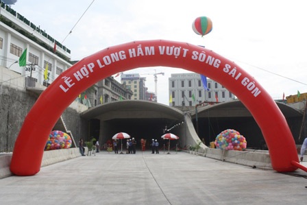 Khám phá hầm dìm bên dưới sông Sài Gòn - 1 Khám phá hầm dìm bên dưới sông Sài Gòn - 1