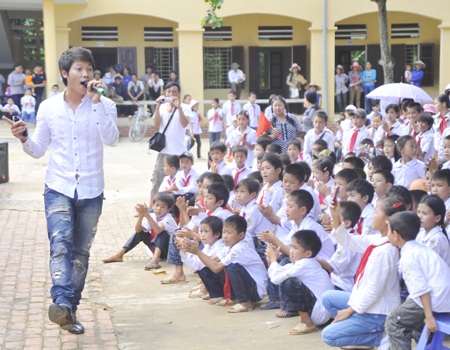 Hoa hậu Ngọc Hân trao quà trung thu cho học sinh nghèo - 4 Hoa hậu Ngọc Hân trao quà trung thu cho học sinh nghèo - 4