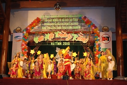 “Đêm hội trăng rằm” với các em có hoàn cảnh đặc biệt khó khăn - 6