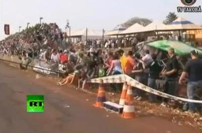 Sập khán đài xem đua xe, hơn 100 người bị thương - 1