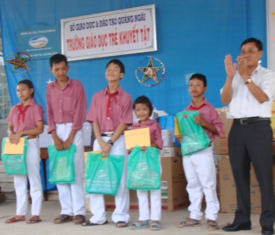 Ấm lòng trẻ khuyết tật mùa Trung thu - 1 Ấm lòng trẻ khuyết tật mùa Trung thu - 1