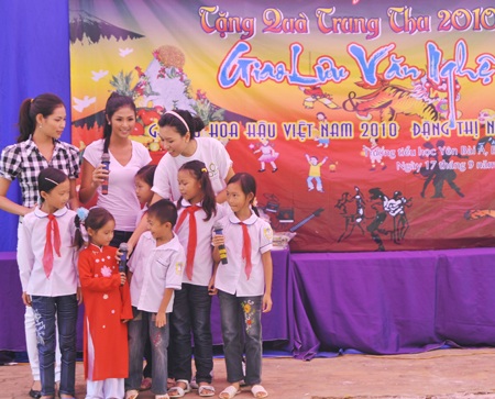 Hoa hậu Ngọc Hân trao quà trung thu cho học sinh nghèo - 5 Hoa hậu Ngọc Hân trao quà trung thu cho học sinh nghèo - 5