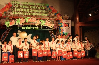 “Đêm hội trăng rằm” với các em có hoàn cảnh đặc biệt khó khăn - 2