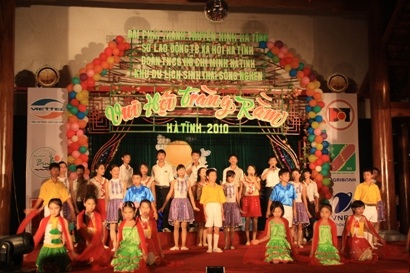 “Đêm hội trăng rằm” với các em có hoàn cảnh đặc biệt khó khăn - 7