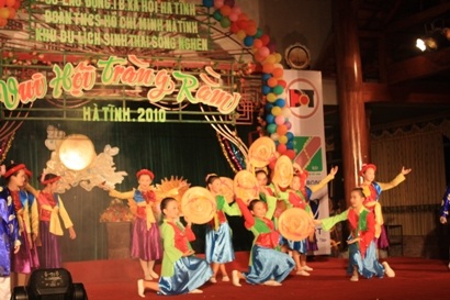 “Đêm hội trăng rằm” với các em có hoàn cảnh đặc biệt khó khăn - 8