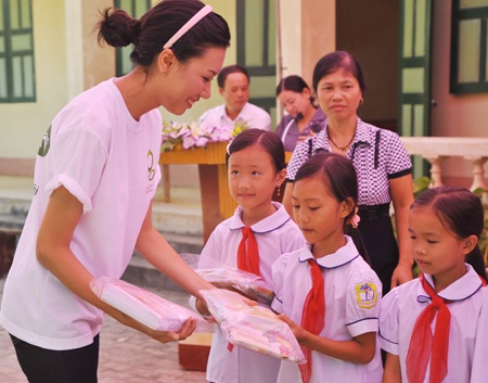 Hoa hậu Ngọc Hân trao quà trung thu cho học sinh nghèo - 3 Hoa hậu Ngọc Hân trao quà trung thu cho học sinh nghèo - 3