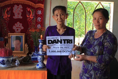 Bạn đọc sưởi ấm nỗi đau mất con của bà Phạm Thị Trúc - 1