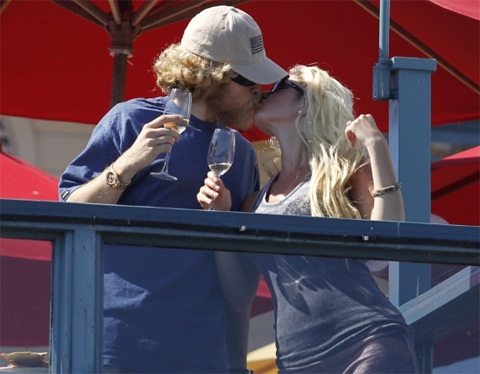 Vợ chồng “người đẹp dao kéo” lại tình tứ bên nhau - 10