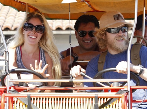 Vợ chồng “người đẹp dao kéo” lại tình tứ bên nhau - 11