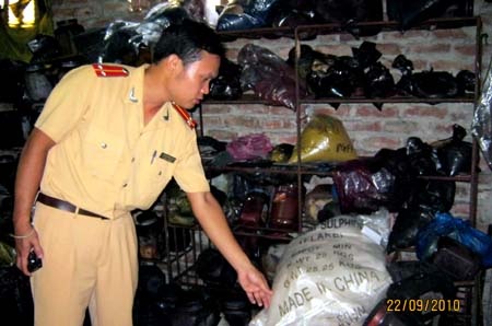 Bắt quả tang xưởng nhuộm vải “đầu độc” sông Đuống - 1 Bắt quả tang xưởng nhuộm vải “đầu độc” sông Đuống - 1