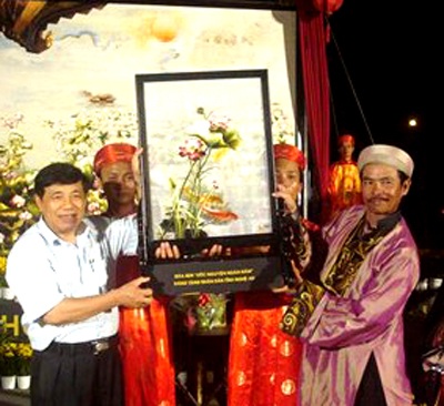 Trưng bày bức tranh thêu lớn nhất Việt Nam - 3