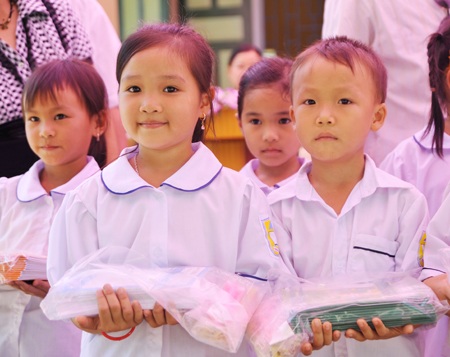 Hoa hậu Ngọc Hân trao quà trung thu cho học sinh nghèo - 7 Hoa hậu Ngọc Hân trao quà trung thu cho học sinh nghèo - 7