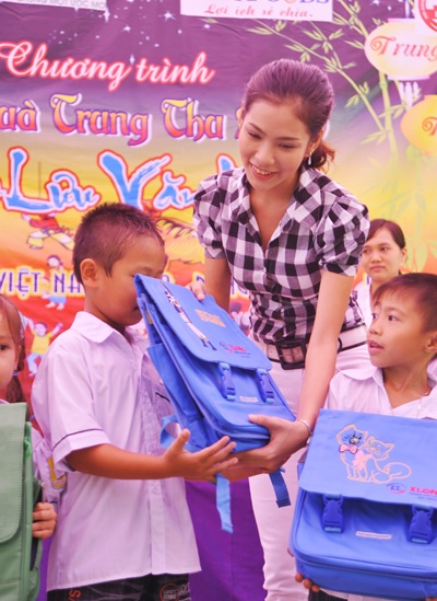 Hoa hậu Ngọc Hân trao quà trung thu cho học sinh nghèo - 2 Hoa hậu Ngọc Hân trao quà trung thu cho học sinh nghèo - 2