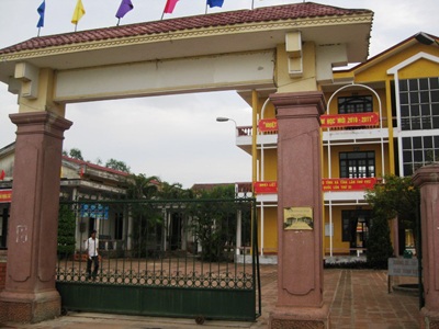 Nữ sinh viên đánh lộn náo loạn cổng trường - 1