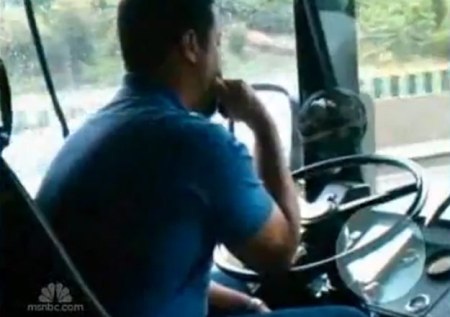 Mỹ: Tài xế xe buýt vừa lái xe vừa đọc sách - 1