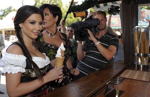 Cô Kim “siêu vòng ba” tham dự lễ hội bia - 2 Cô Kim “siêu vòng ba” tham dự lễ hội bia - 2