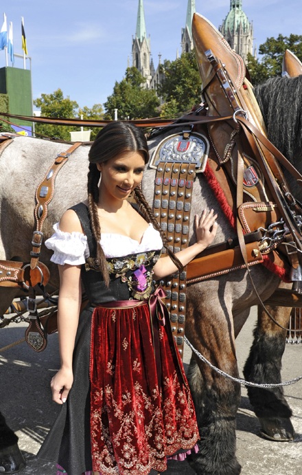 Cô Kim “siêu vòng ba” tham dự lễ hội bia - 6 Cô Kim “siêu vòng ba” tham dự lễ hội bia - 6