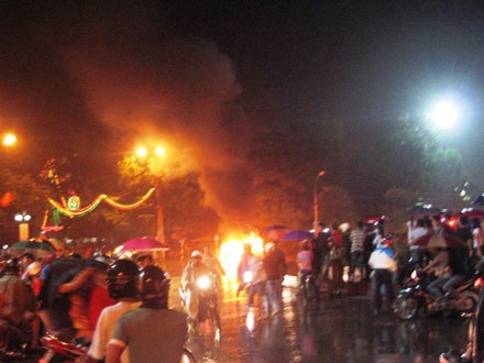 Đi chơi trung thu, xế hộp bốc hỏa - 1 Đi chơi trung thu, xế hộp bốc hỏa - 1