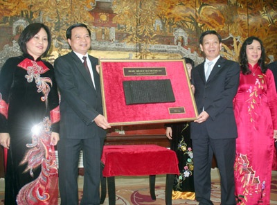 Trao phiên bản khắc mộc “Chiếu dời đô” cổ nhất cho Hà Nội - 2