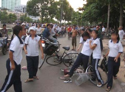 “Rùng mình” với tệ nạn bạo lực trẻ em - 1 “Rùng mình” với tệ nạn bạo lực trẻ em - 1