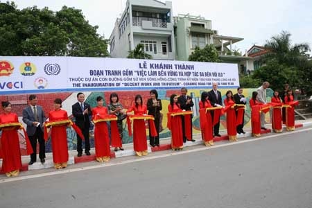 Khánh thành đoạn đường gốm sứ gắn biểu tượng của người lao động - 1 Khánh thành đoạn đường gốm sứ gắn biểu tượng của người lao động - 1