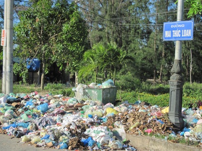 Cửa Lò ngập trong rác - 8