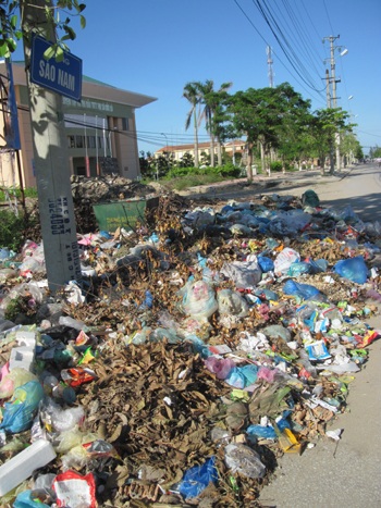 Cửa Lò ngập trong rác - 9