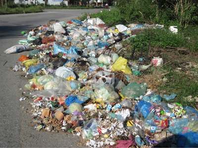 Cửa Lò ngập trong rác - 2