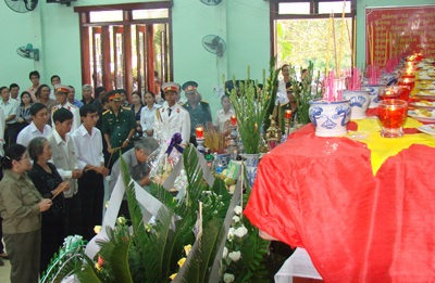Vỡ òa nước mắt lễ truy điệu 93 hài cốt liệt sĩ - 1 Vỡ òa nước mắt lễ truy điệu 93 hài cốt liệt sĩ - 1
