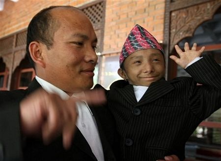 Chàng tí hon 4,5kg tạo dáng cùng “chân dài” - 8 Chàng tí hon 4,5kg tạo dáng cùng “chân dài” - 8