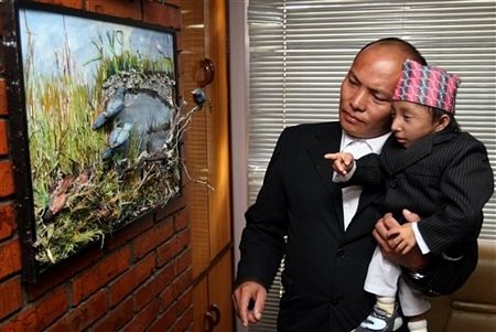 Chàng tí hon 4,5kg tạo dáng cùng “chân dài” - 9 Chàng tí hon 4,5kg tạo dáng cùng “chân dài” - 9