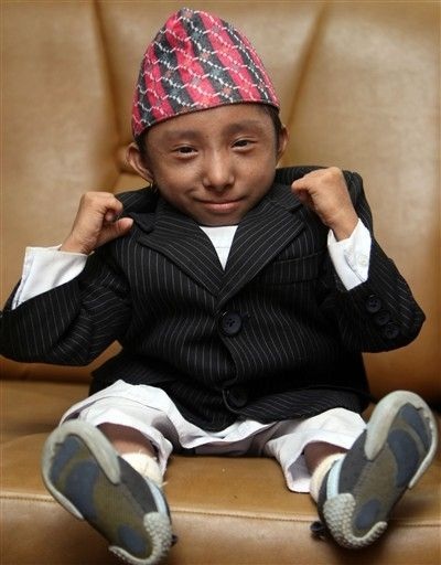 Chàng tí hon 4,5kg tạo dáng cùng “chân dài” - 6 Chàng tí hon 4,5kg tạo dáng cùng “chân dài” - 6