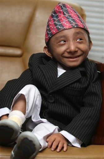 Chàng tí hon 4,5kg tạo dáng cùng “chân dài” - 7 Chàng tí hon 4,5kg tạo dáng cùng “chân dài” - 7