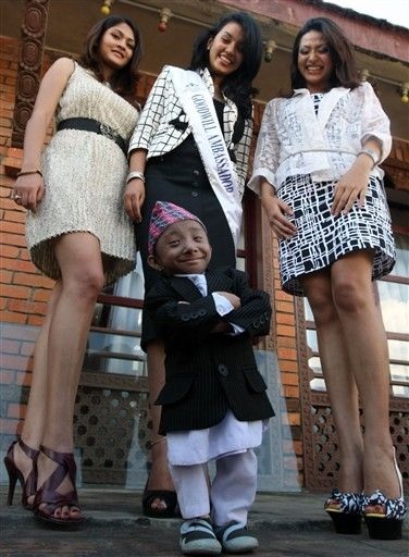 Chàng tí hon 4,5kg tạo dáng cùng “chân dài” - 3 Chàng tí hon 4,5kg tạo dáng cùng “chân dài” - 3