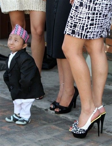 Chàng tí hon 4,5kg tạo dáng cùng “chân dài” - 4 Chàng tí hon 4,5kg tạo dáng cùng “chân dài” - 4