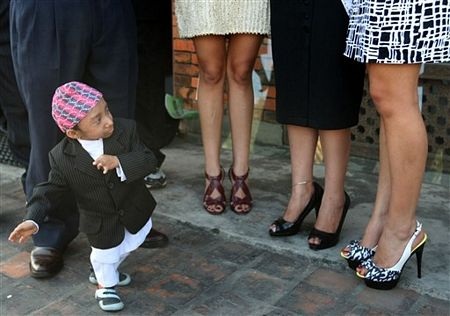 Chàng tí hon 4,5kg tạo dáng cùng “chân dài” - 5 Chàng tí hon 4,5kg tạo dáng cùng “chân dài” - 5