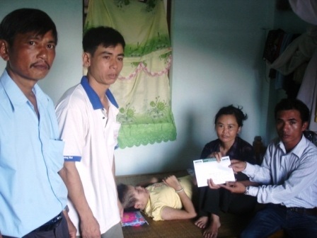 Anh Trịnh Đình Ý nhận qùa bạn đọc - 1