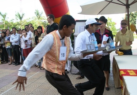 Xem nhân viên khách sạn phô diễn “tuyệt chiêu” chạy bàn - 3