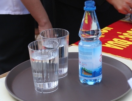 Xem nhân viên khách sạn phô diễn “tuyệt chiêu” chạy bàn - 5