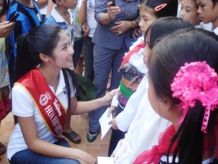 Ngọc Hân, Thùy Trang làm từ thiện tại Thanh Hóa - 11