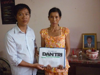 Trao quà tới “hai bé mồ côi cha trước nguy cơ mất mẹ” - 1