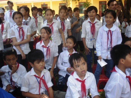 Ngọc Hân, Thùy Trang làm từ thiện tại Thanh Hóa - 1