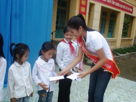 Ngọc Hân, Thùy Trang làm từ thiện tại Thanh Hóa - 3