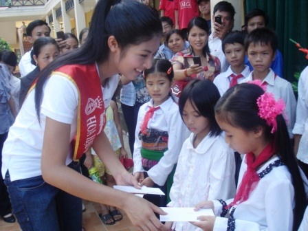Ngọc Hân, Thùy Trang làm từ thiện tại Thanh Hóa - 8