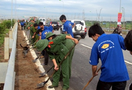 Hơn 2.000 đoàn viên tham gia làm sạch Đại lộ Thăng Long - 1