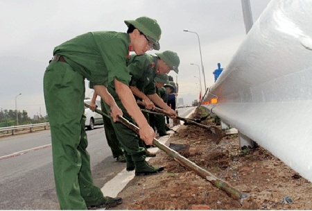 Hơn 2.000 đoàn viên tham gia làm sạch Đại lộ Thăng Long - 2