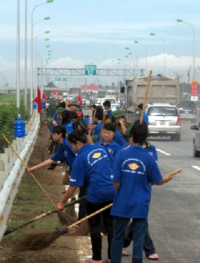 Hơn 2.000 đoàn viên tham gia làm sạch Đại lộ Thăng Long - 3