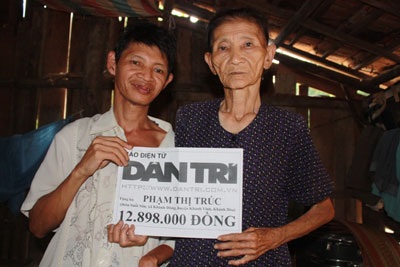 Trao 12.898.000 đồng đến bà Phạm Thị Trúc - 1