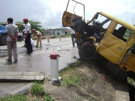 Xe tải tông nhau, tài xế kẹt cứng trong cabin - 1